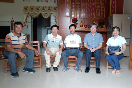 说明: https://tmjz.gxu.edu.cn/__local/7/02/E7/83B42B383213AACF448E3037B2F_C52C93B5_C7B5A.png